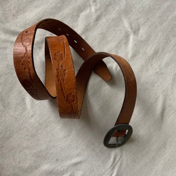 Lee cognac leather floral tooled belt size 34 - Picture 2 of 3